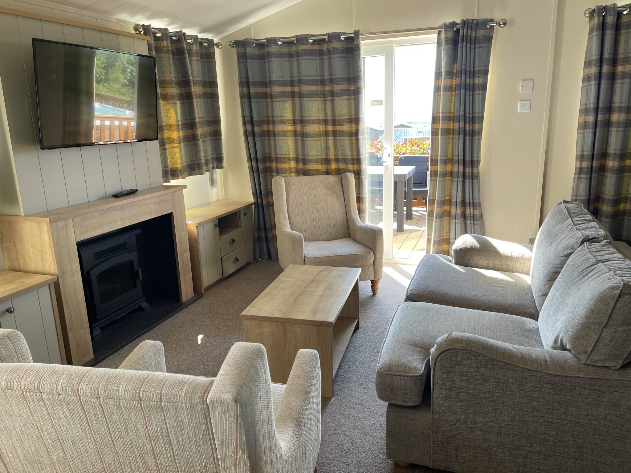 Freshwater Lodge with Hot Tub at Nodes Point Holiday Park